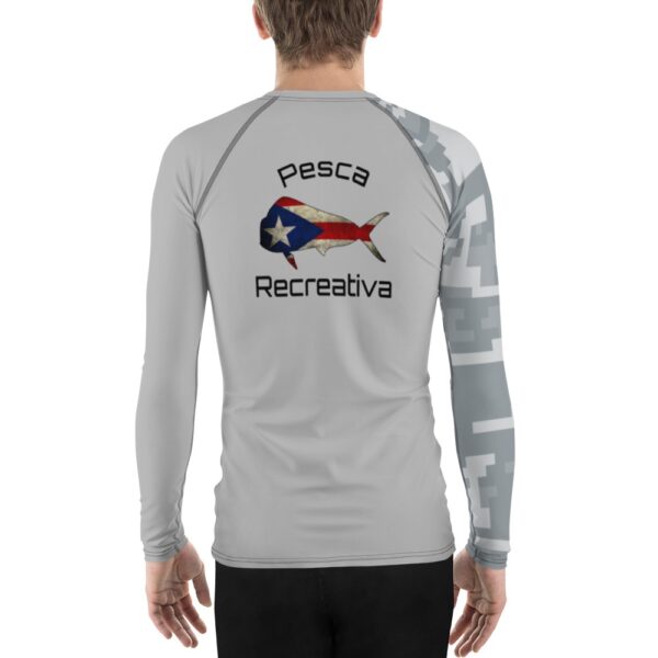 Camiseta para Pescar de hombre gris y camuflaje digital con dorado y bandera de Puerto Rico - Image 2