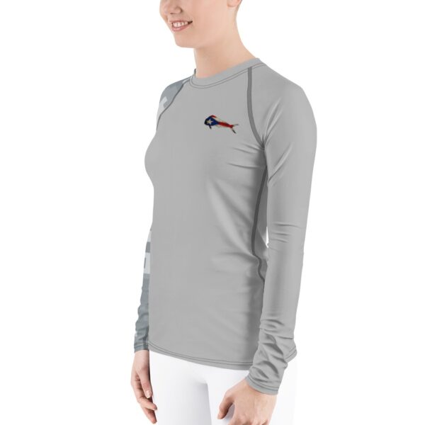 Camiseta para pescar de mujer con dorado y la bandera de Puerto Rico - Image 3