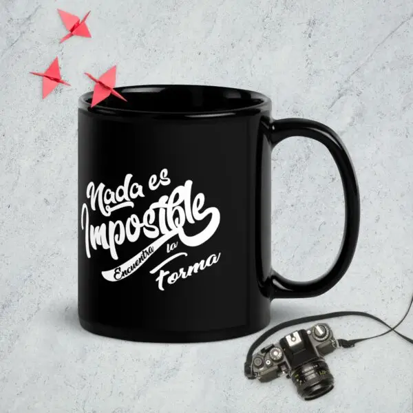 Taza negra brillante - Nada es Imposible encuentra la forma